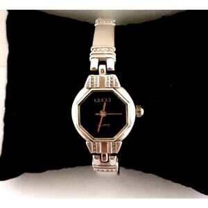 Vintage GUCCI Ladies Wristwatch Silver Tone Black Face Quartz